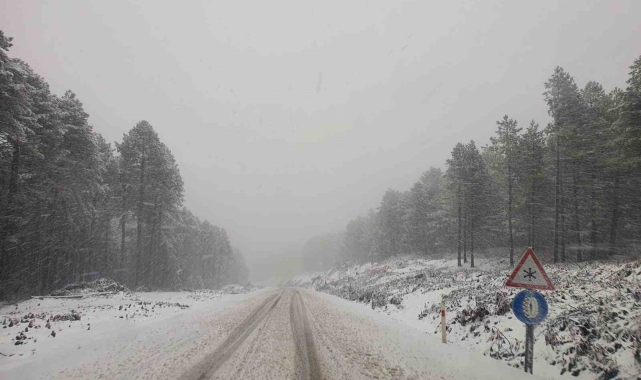 Kar yağışı Kalkım - Edremit Karayolunda ulaşımı güçleştiriyor