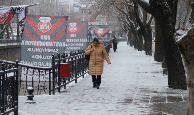 Kar yağışı Kastamonu'yu beyaza bürüdü: Vatandaşlar yeni güne karla uyandı