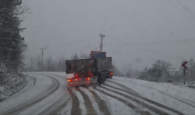 Karabük'te kar yağışı sürücülere zor anlar yaşatıyor