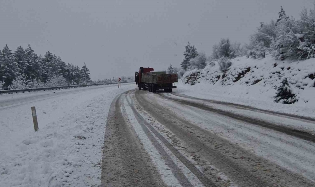 Karabük'te kar yağışı sürücülere zor anlar yaşattı