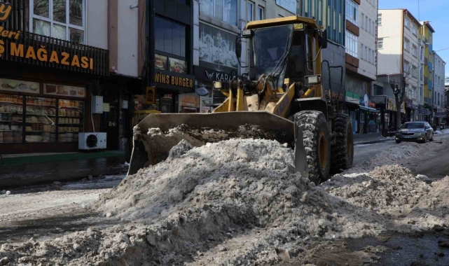 Kars'ta belediyenin karla mücadele mesaisi başladı