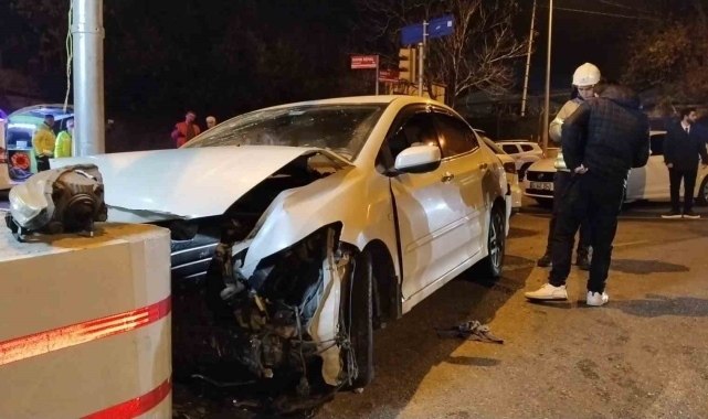 Kartal'da 2 araç kafa kafaya çarpıştı