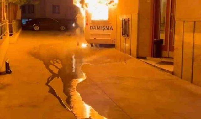 Kartal'da iş yerinin bahçesindeki kulübe alev alev yandı