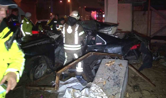 Kartal'da kontrolden çıkan araç üst geçidin direğine çarptı: 1 ölü, 1 ağır yaralı