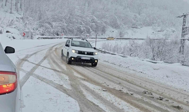 Kastamonu'nun yüksek kesimlerinde yoğun kar yağışı etkili oluyor