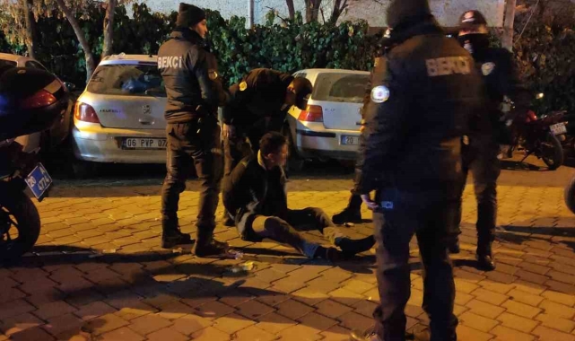 Kavgayı ayırmaya çalışanlara sataşınca bıçakla yaralandı
