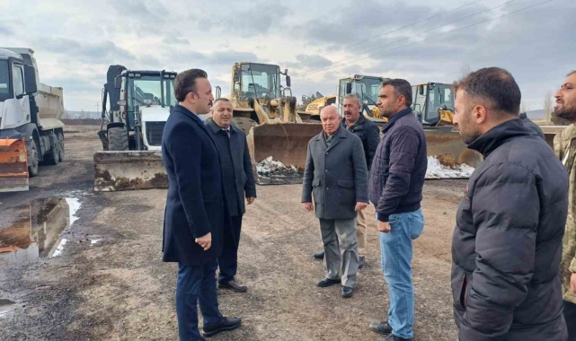Kaymakam Bayram, karla mücadele ekibiyle bir araya geldi