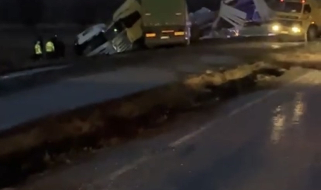 Kayseri'de makaslayan tır karşı şeride geçti: 3 tır birbirine girdi, 3 kişi yaralandı