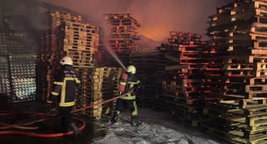Kayseri'de Palet Üretim Tesisi'nde çıkan yangın 1 saatte kontrol altına alındı