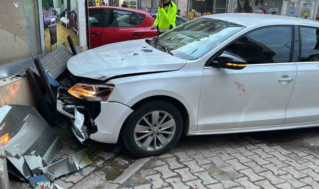 Kaza sonrası savrulan otomobilin çarptığı yaya ağır yaralandı