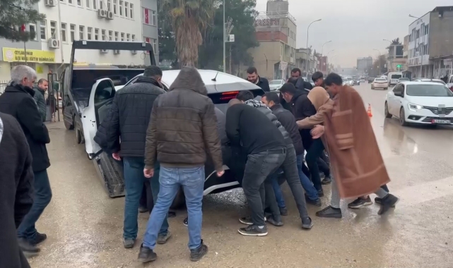 Kaza yapan aracı sallaya sallaya çekiciye yüklemeye çalıştılar