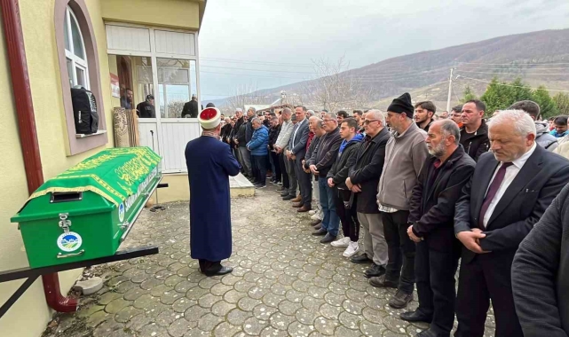 Kazada hurdaya dönen otomobilde hayatını kaybeden iki genç defnedildi