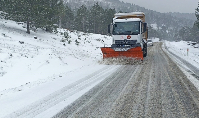 Kazdağları'nda kar yağışı trafiği olumsuz etkiliyor