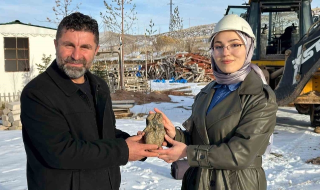 Kazı çalışmasında çıkan göktaşı olabileceği düşünülen kalp şeklindeki taş merak uyandırdı