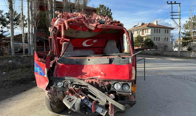 Kemik yüklü kamyon EGO otobüsüne çarptı