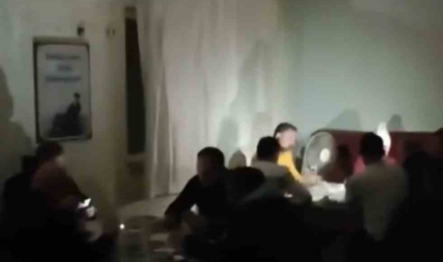 Kıraathanede elektrikler gitti, telefon ışıklarıyla oyuna devam ettiler