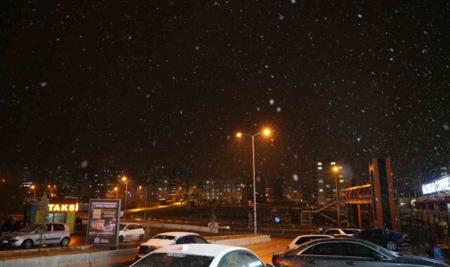 Kırıkkale'de kısa süreli kar yağışı etkili oldu