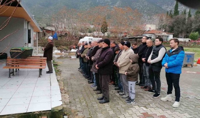 Kırkağaç'ta boğazı kesilerek öldürülen yaşlı kadın toprağa verildi