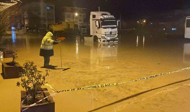 Kırklareli'de şiddetli yağış: Araçlar suya gömüldü