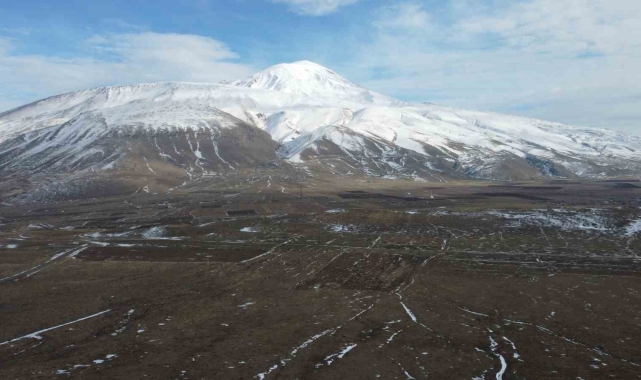 Kış ayı olmasına rağmen Ağrı Dağı eteklerine kar yağmadı