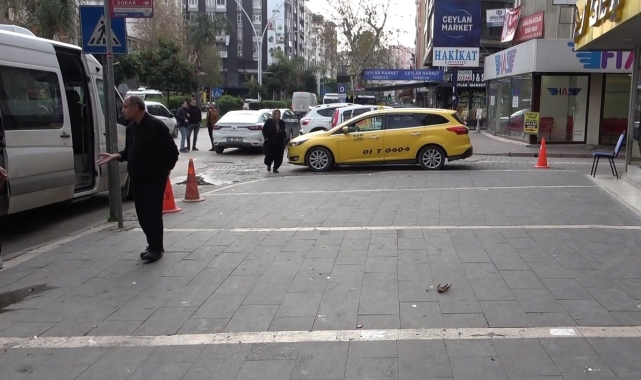 Kız kardeşini sokak ortasında dövdü