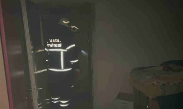Komşularının yardımıyla oğlunu yanmaktan son anda kurtardı