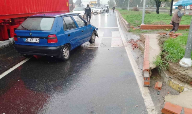 Kontrolden çıkan otomobil refüje çarptı: 3 yaralı