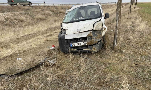 Konya'da hafif ticari araç takla attı: 2 yaralı