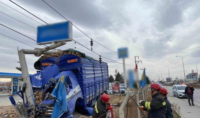 Konya'da pancar yüklü kamyon ile kamyonet çarpıştı: 2 yaralı