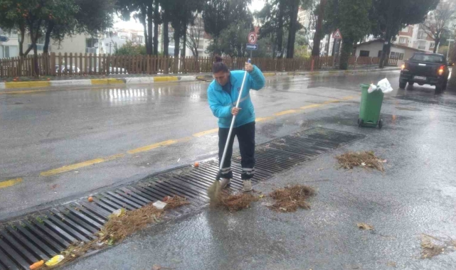 Kuşadası Belediyesi tüm ekipleriyle sahada