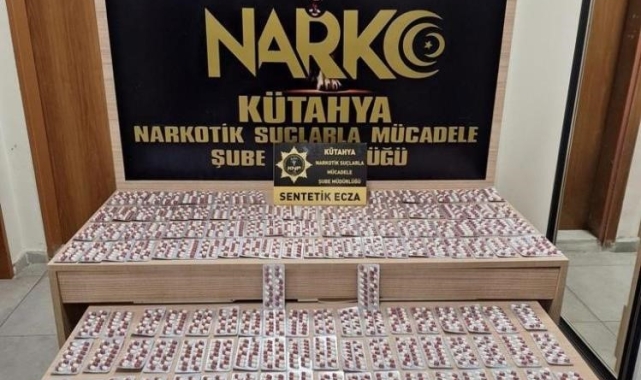 Kütahya'da araçlarında uyuşturucu hap bulunan 1'i bayan 2 kişi tutuklandı