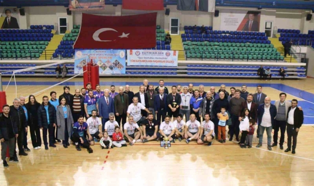 Kütahya'da eğitim çalışanları voleybol turnuvasında şampiyon Şehitler Ortaokulu