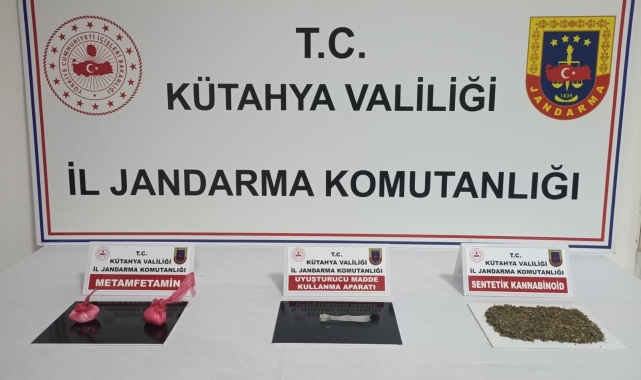 Kütahya'da jandarmanın durdurduğu şüpheli araçta uyuşturucu madde ele geçirildi