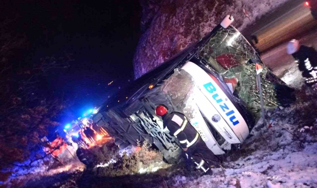Kütahya'da yolcu otobüsü devrildi: 18 yaralı