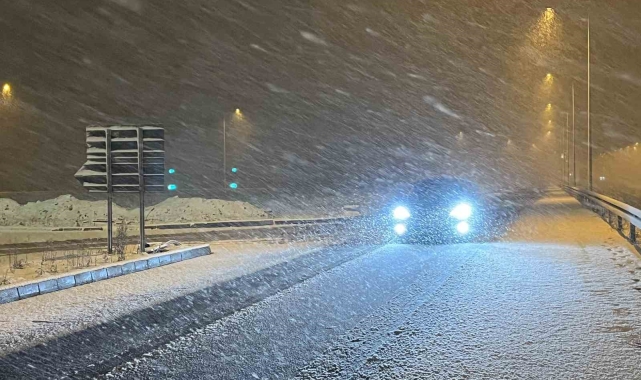 Kuzey Marmara Otoyolu Kocaeli geçişinde kar yağışı etkili oluyor