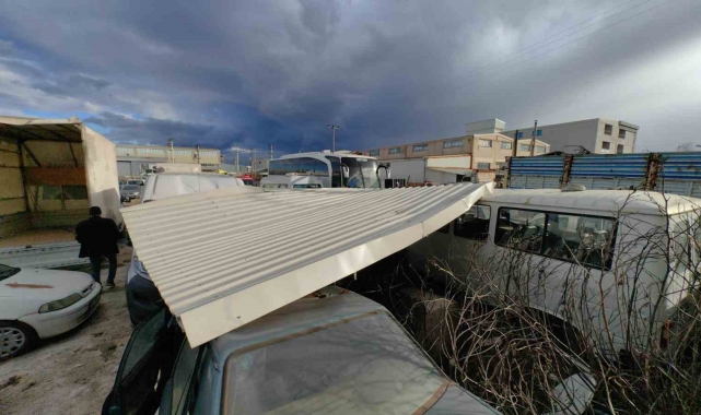 Lodosta uçan fabrika çatısı yediemin otoparkındaki araçlara zarar verdi