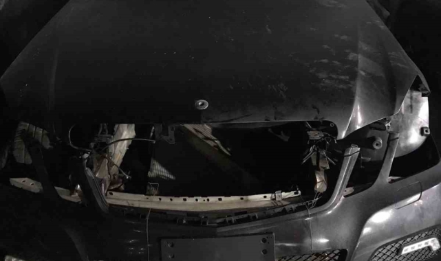 Lüks otomobili çekici yardımıyla çalan şahıslar kamerada