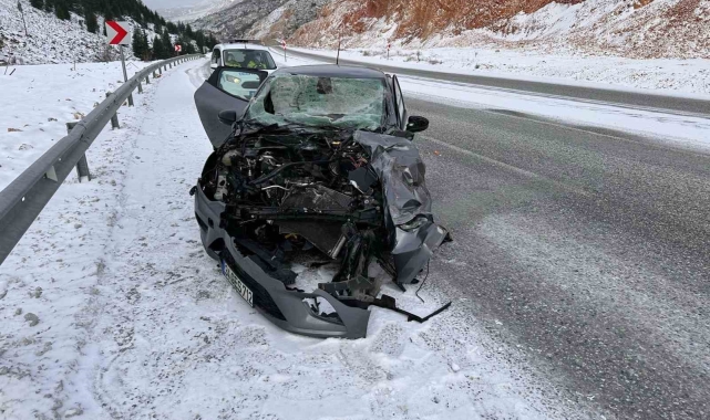 Malatya'da Otomobil tıra çarptı 1 yaralı