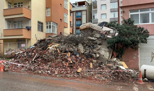 Maltepe'de bina yıkım esnasında caddeye çöktü