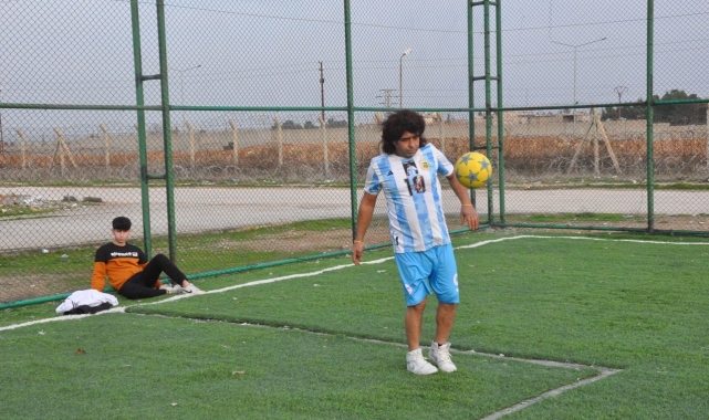 Maradona'ya benzerliği ile herkesi şaşırtıyor