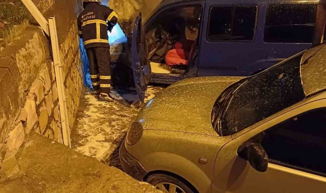 Mardin'de gece yarısı hafif ticari araç yanarak kullanılamaz hale geldi