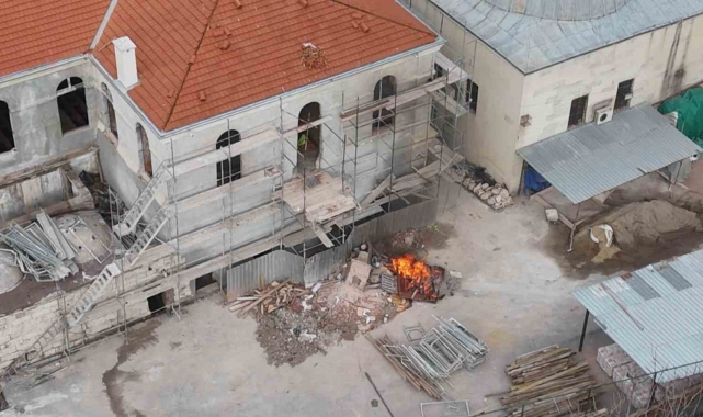 Marmara Üniversitesi rektörlük ve ek hizmet binasının restorasyonu sırasında ateş yaktılar