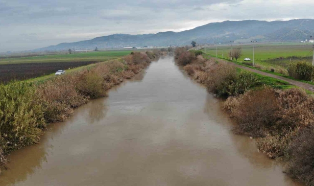 Menderes'in debisi arttı, çiftçilerin yüzü güldü