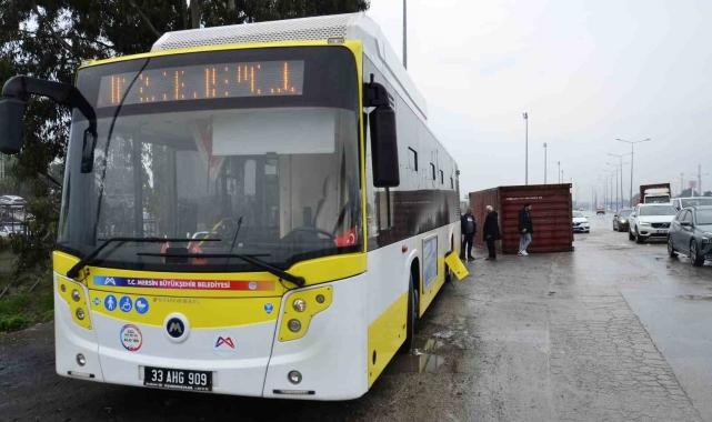 Mersin'de tırın üzerinden düşen konteyner belediye otobüsüne çarptı