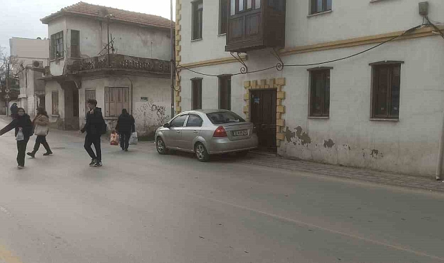 Milas'ta motosiklet ile otomobil çarpıştı, bir çocuk yaralandı