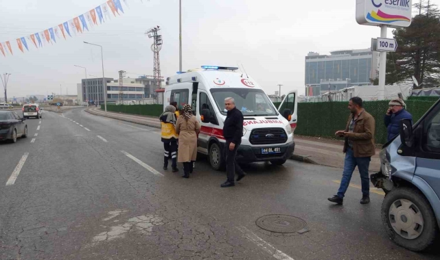 Minibüs ile otomobil çarpıştı 1 yaralandı