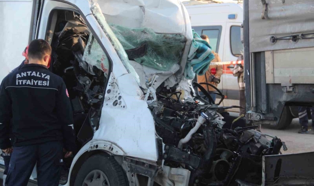 Minibüs park halindeki tıra ok gibi saplandı: 1 ölü, 1 yaralı