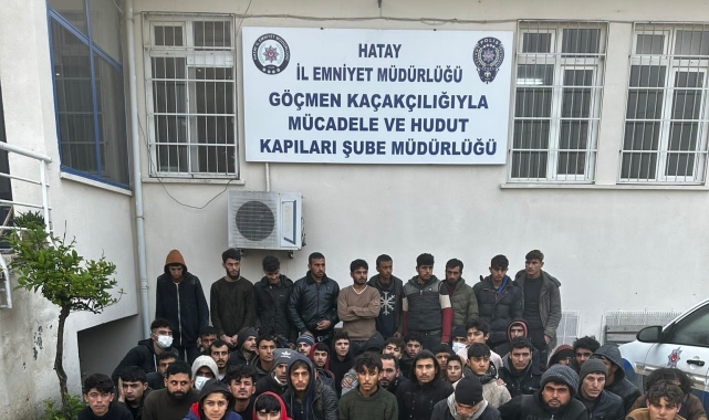Minibüse ve arkasındaki römorka tıka basa doldurulan 53 kaçak göçmen yakalandı