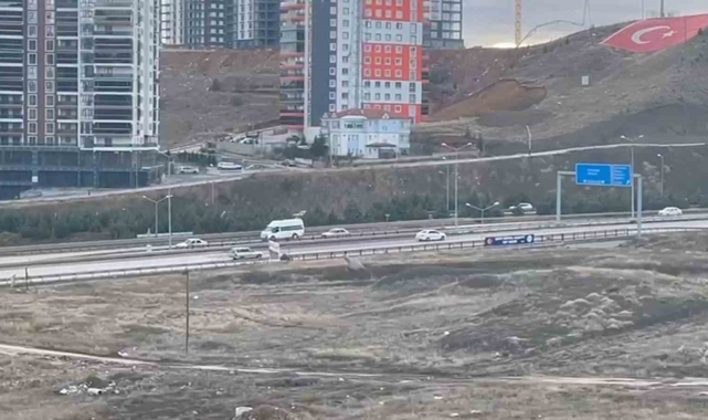 Minibüsü ile ters yönde geri geri ilerledi, trafiği tehlikeye attı