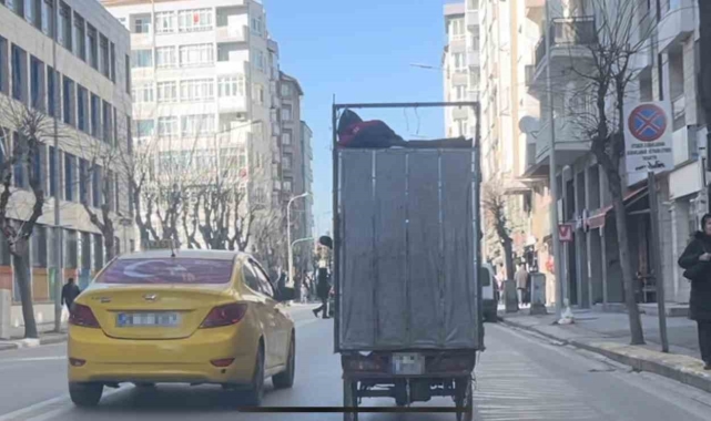 Motosikletin kasasına yüklü kartonların üzerinde yolculuk yapan şahıs trafiği tehlikeye attı